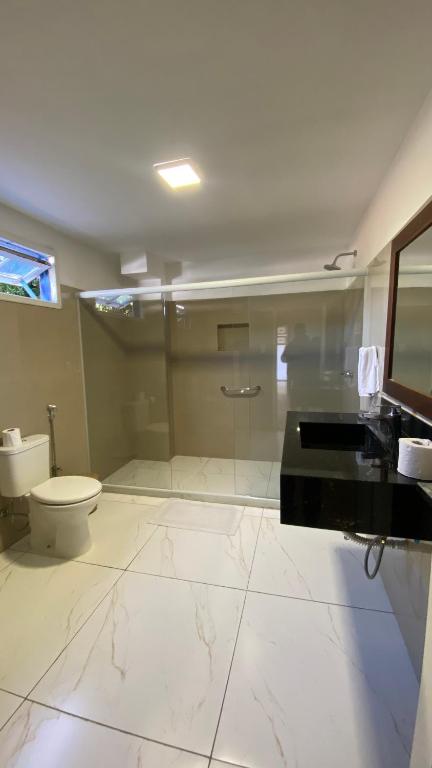 Banheiro moderno com box de vidro