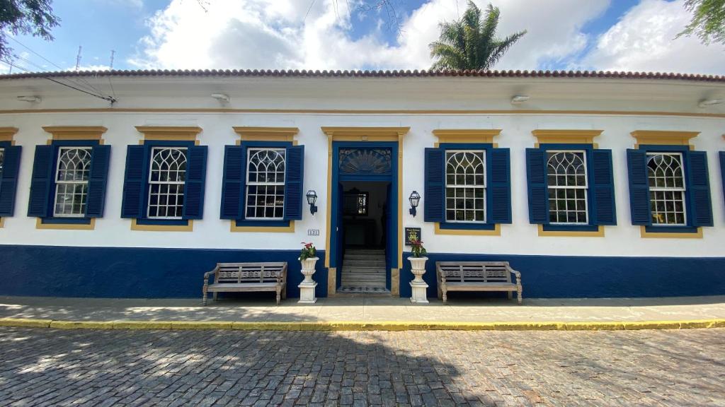 Fachada completa do casarão em Vassouras
