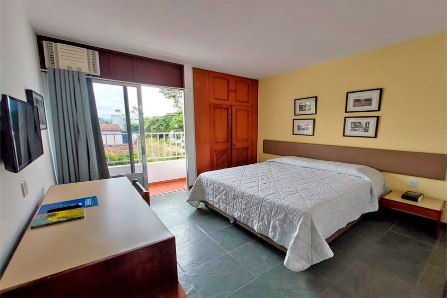 Apartamento com sacada e luz natural