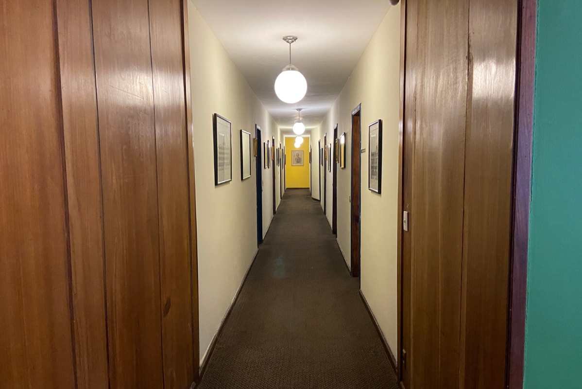 Corredor com portas de madeira